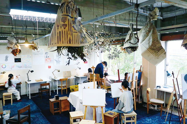 Super Risu 「gallery and shop Super Risu」では、芸術家や併設する絵画教室の生徒の作品が展示されています。